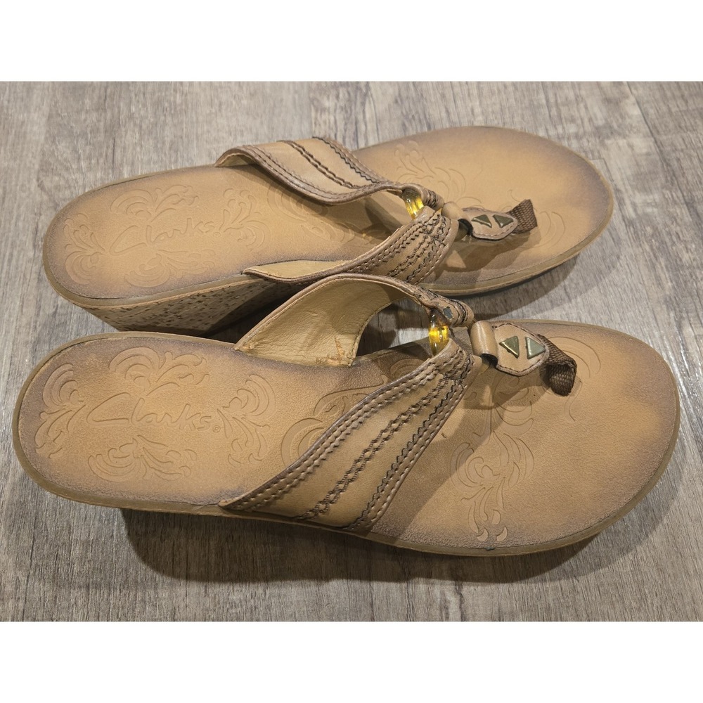 Clarks Artisan Women's Size 6.5 Beige Leather Wedge Heel Thong Sandal
